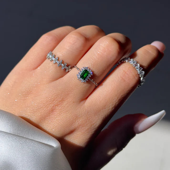 Vintage Halo – Anello Regolabile con Catena e Cristallo Centrale