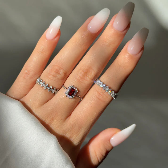 Vintage Halo – Anello Regolabile con Catena e Cristallo Centrale