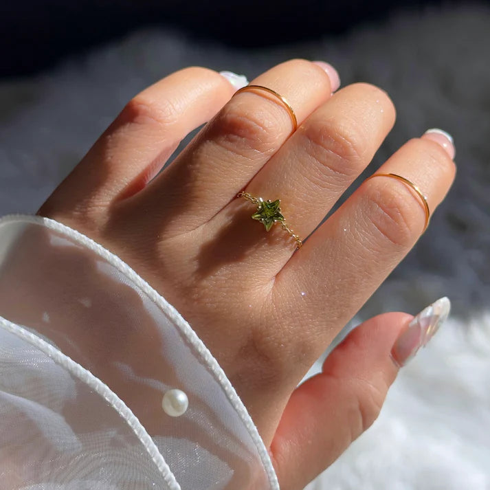 Star Chain Ring – Peridot Edition