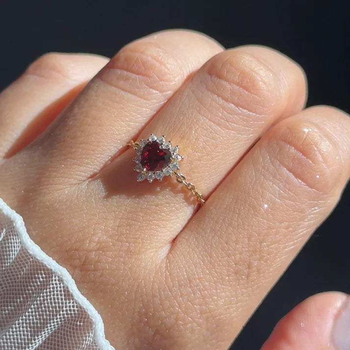 Queen of Hearts – Anello Regolabile a Catena con Cuore Rosa