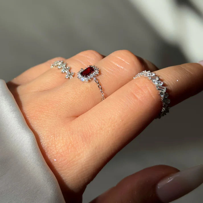 Vintage Halo – Anello Regolabile con Catena e Cristallo Centrale