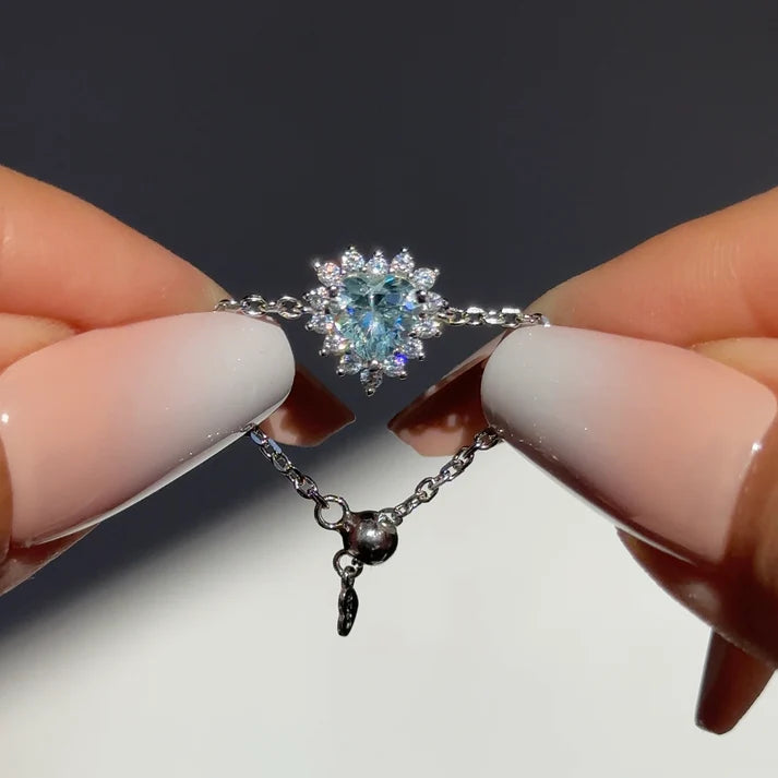 Queen of Hearts – Anello Argento Regolabile con Cuore Centrale