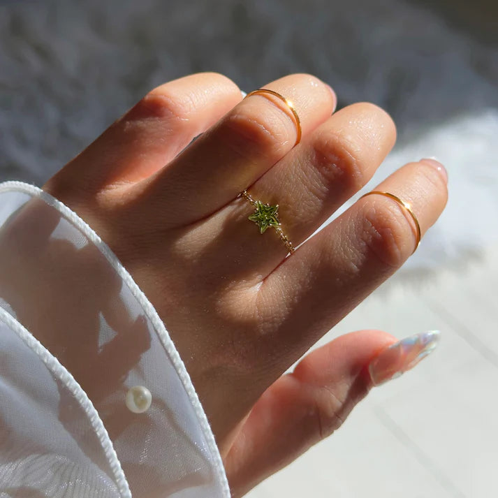 Star Chain Ring – Peridot Edition