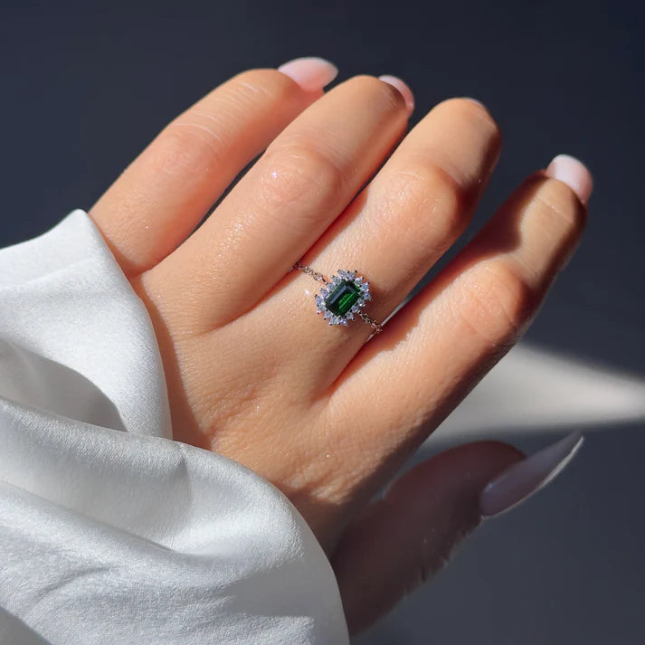 Vintage Halo – Anello Regolabile con Catena e Cristallo Centrale