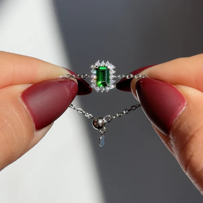 Vintage Halo – Anello Regolabile con Catena e Cristallo Centrale