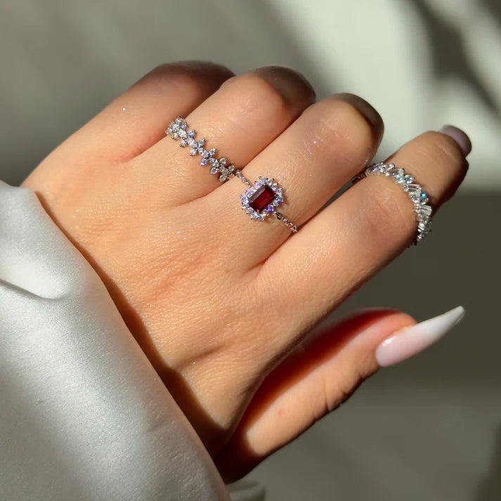 Vintage Halo – Anello Regolabile con Catena e Cristallo Centrale