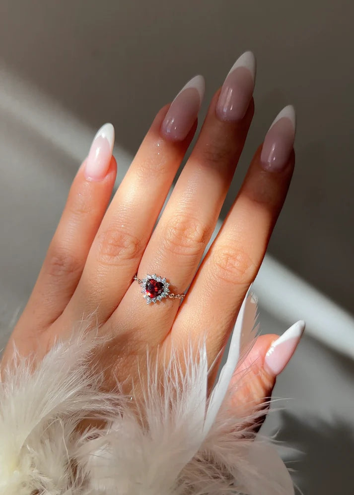 Queen of Hearts – Anello Regolabile a Catena con Cuore Rosa