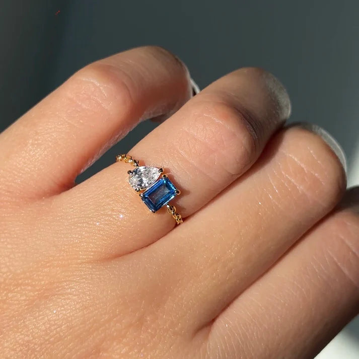 Twin Sapphire – Anello Regolabile con Doppia Pietra Zaffiro Blu